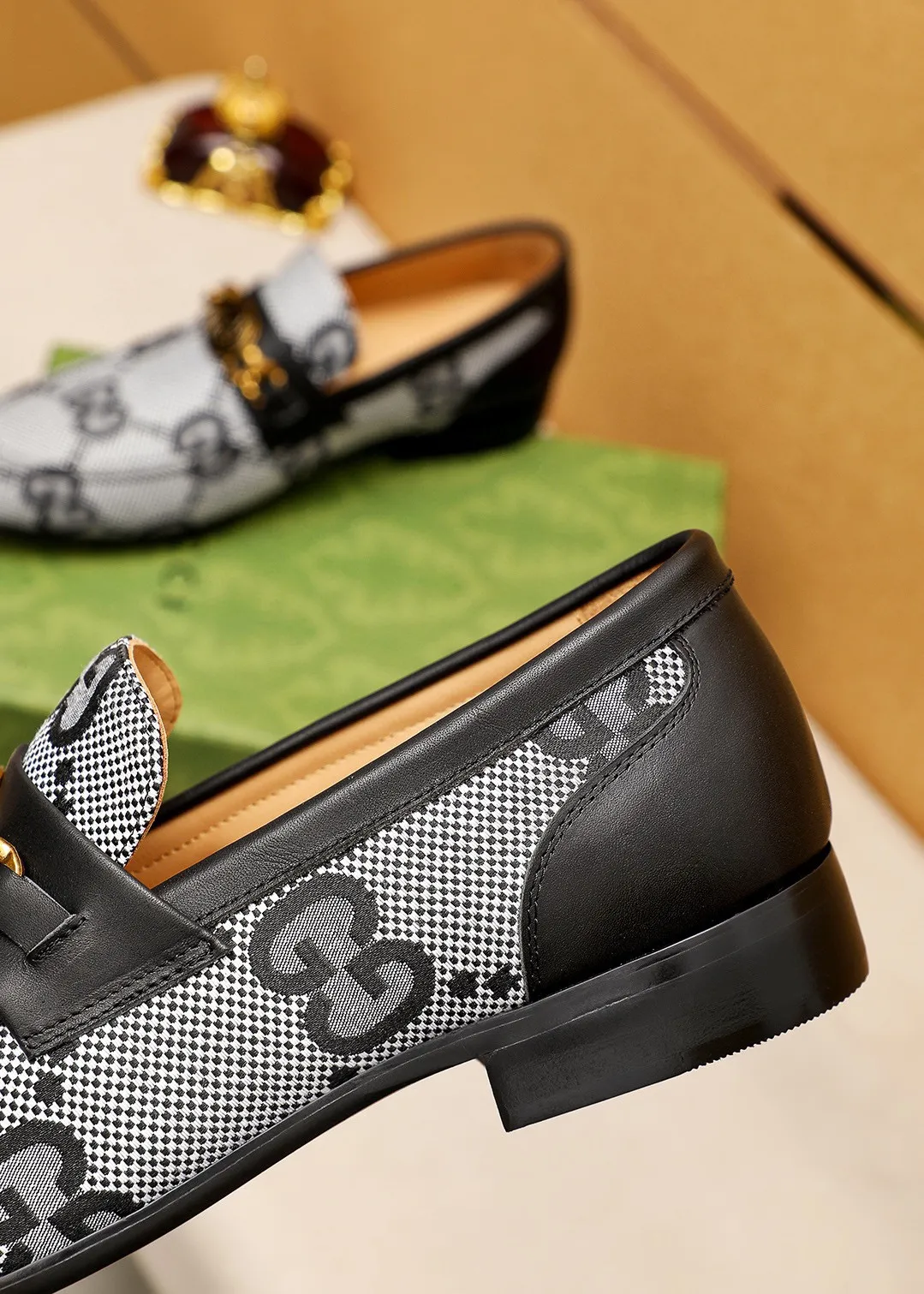 Men's shoes 💰462 💐 Product trademark: GUCCI "Gucci" casual leather shoes Regular size: 38-44 (45.46.47🉑️Customized) Product materials: Selected imported first-layer fabric upper + luxury hardware buckle, imported cowhide leather lining. Strong three-dimensional visual effect, original outsole color: 1⃣️color optional